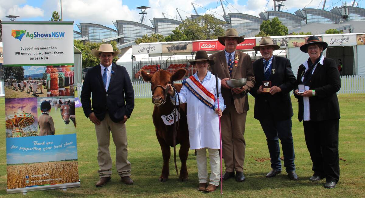 Judge Matt Sowden, RAS/AgShows NSW beef cattle paraders champion Paige Hatton, Gavin Moore, Peter Gooch and Jill Chapman. Photo by Alexandra Bernard