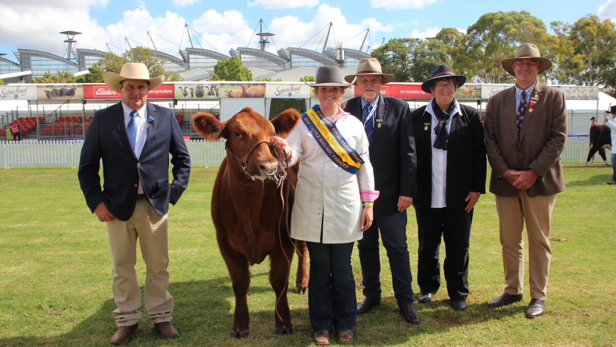 Judge Matt Sowden, reserve RAS/AgShows NSW beef cattle paraders final Jemima Nugent, Peter Gooch, Jill Chapman and Gavin Moore. Photo by Alexandra Bernard