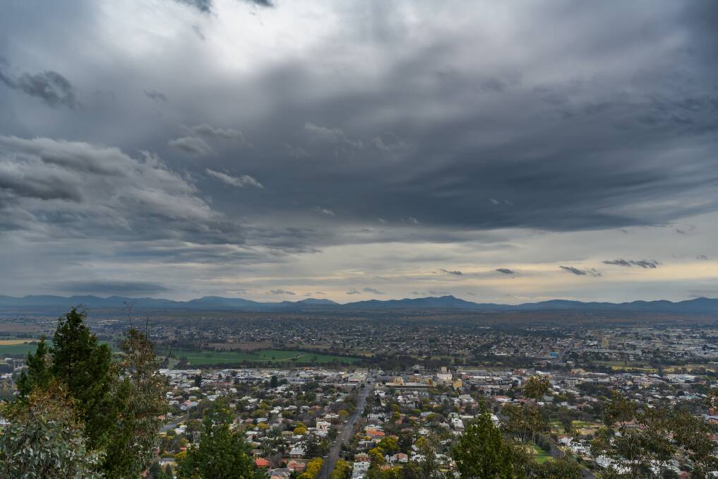 Storm clouds gathering over the top Tamworth on Thursday. Picture by Mark Kriedemann