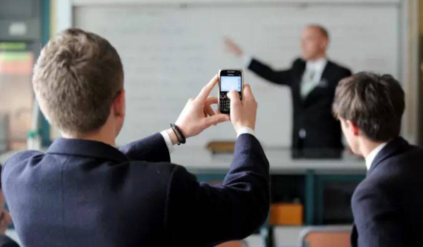 INTERESTING POINT: An education expert has raised concerns about the effect on students of allowing smartphones into schools. Photo: FILE PHOTO
