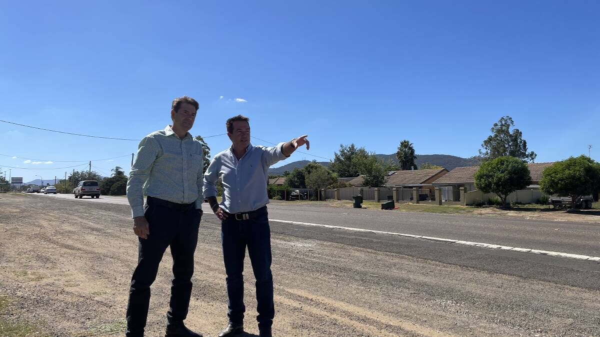 Submissions: Roads Minister Paul Toole and Tamworth MP Kevin Anderson inspect Goonoo Goonoo road. Photo: Supplied.