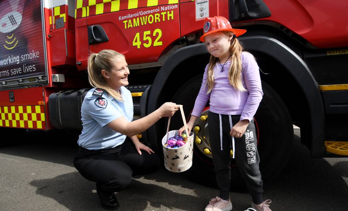 ON THE HOUSE: Tamworth firefighter Katlyn Nielsen offering some eggs to eight-year-old Kaylee McGrath. Photo: Gareth Gardner 160419GGC02