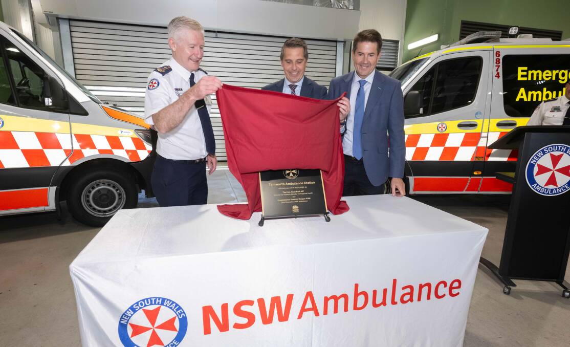 NSW Ambulance Commissioner Dominic Morgan, Regional Health Minister Ryan Park, and Member for Tamworth Kevin Anderson unveil the ambulance station's commemorative opening plaque. Picture by Peter Hardin