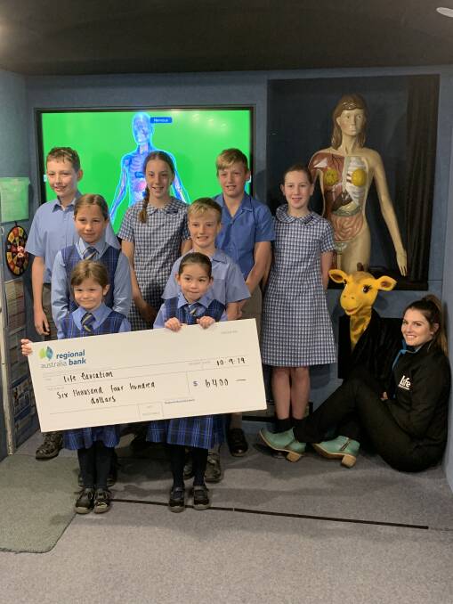 (Back row) Oliver Bratley (Prefect) Scarlett Slade (Prefect) Harry Bartholomew (School Captain) and Kaitlin Rheinberger (School Captain) - (Middle row) Abbie Coghill and Cooper Marheine (Front row) Lily Brown and Sienna Thompson with Life Education Educator Maddison Edwards.