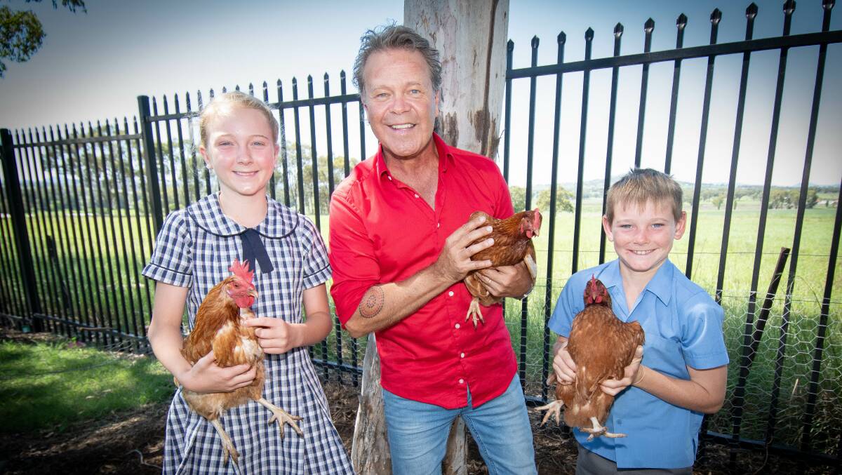 Troy Cassar-Daley visits Timbumburi Primary in Tamworth in his role as sustainability ambassador for the Tamworth Country Music Festival. Photos by Peter Hardin