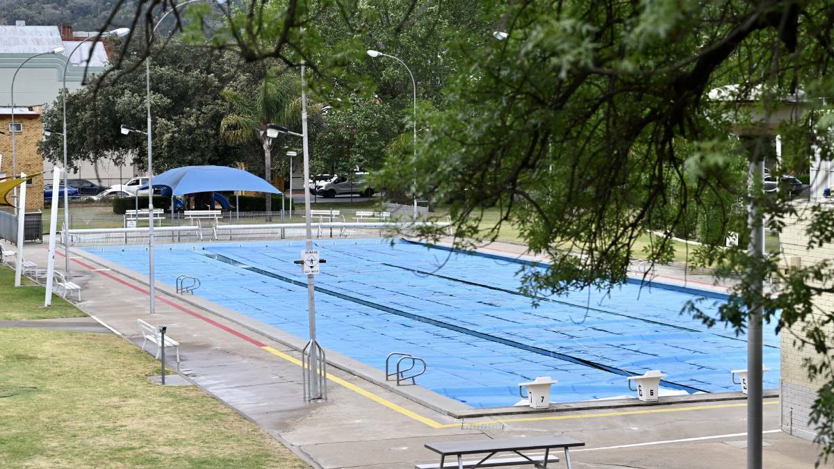 Tamworth's Olympic pool on Kable Avenue will be open with reduced hours from November 6 and then fully from November 20. Picture by Gareth Gardner from file.