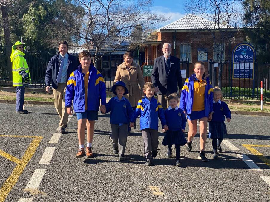SAFETY FIRST: Kevin Anderson, Tamworth Public School P&C's Michelle Godwin, principal Chris Connor and students at the Bourke Street crossing. Photo: Supplied