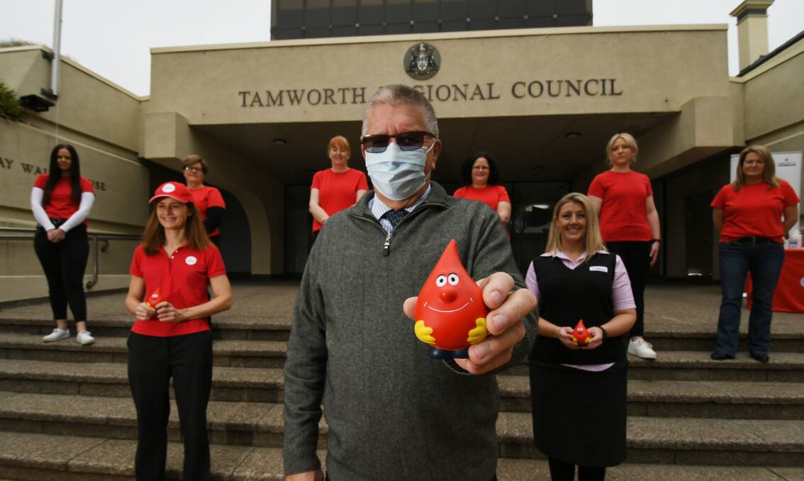 SAVE LIVES: Tamworth Regional Council mayor Col Murray with staff who will take part in the challenge. Photo: Gareth Gardner 010721GGB02