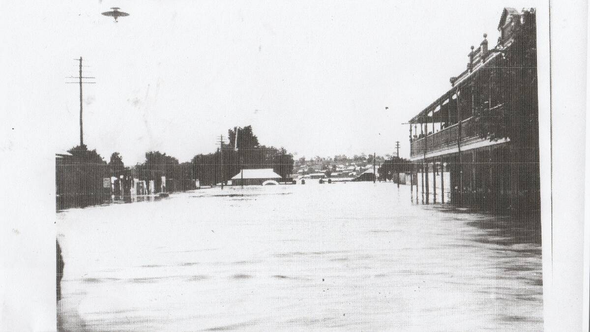 Lucky the Fitzroy Street Redevelopment didn't occur in 1910 ! This photo taken from the Post Office looks down to what was then our 3rd Showground (now No.1 Oval).