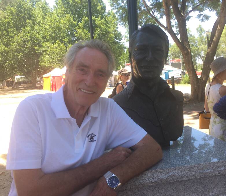 Country music legend Frank Ifield immortalised in bronze bust
