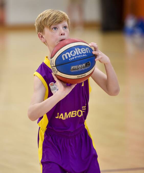 ZEROING IN: Wagga's Braden Pearce lines up a shot at the basket. Photo: Peter Hardin 260916PHB057