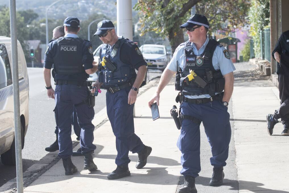 Triple Zero call: Oxley police and detectives at the scene of the emergency call on Bridge Street, Tamworth on Friday morning. Photo: Peter Hardin