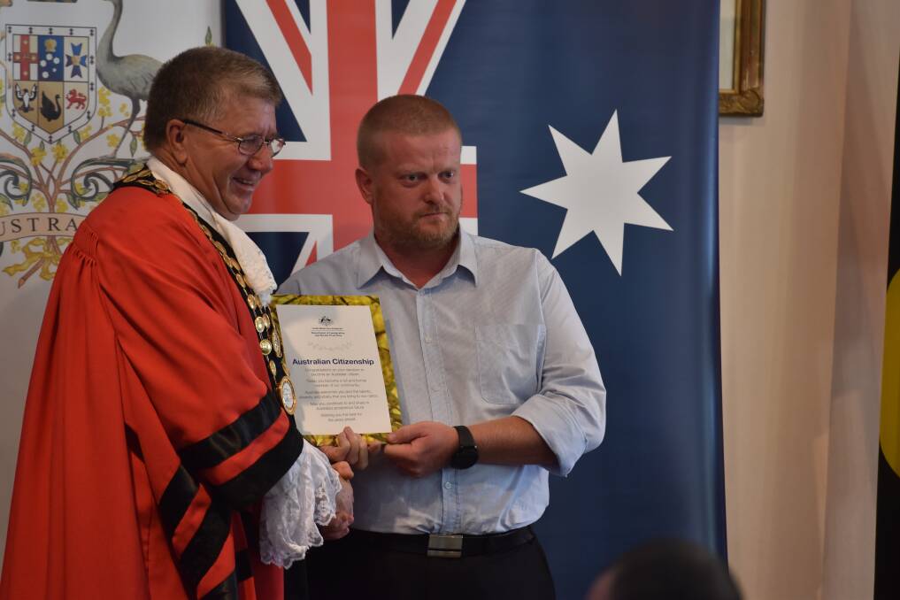 Australia Day: Mayor Col Murray welcomes a new resident in the 2018 Tamworth citizenhip ceremony. Photo: Ben Jaffrey