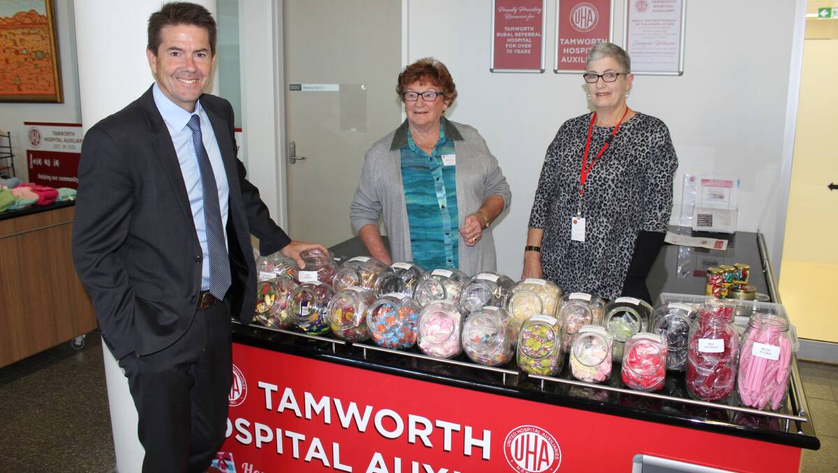 SUPPORT: Member for Tamworth, Kevin Anderson MP chats with Hospital Auxiliary Volunteers at Tamworth Rural Referral Hospital. Photo: Supplied, taken before COVID-19.