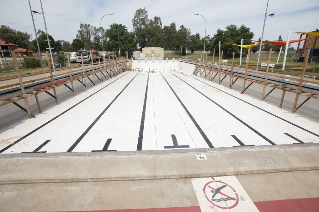 FACE LIFT: The works being carried out at Tamworth city pool. Photo: Peter Hardin 161020PHB015
