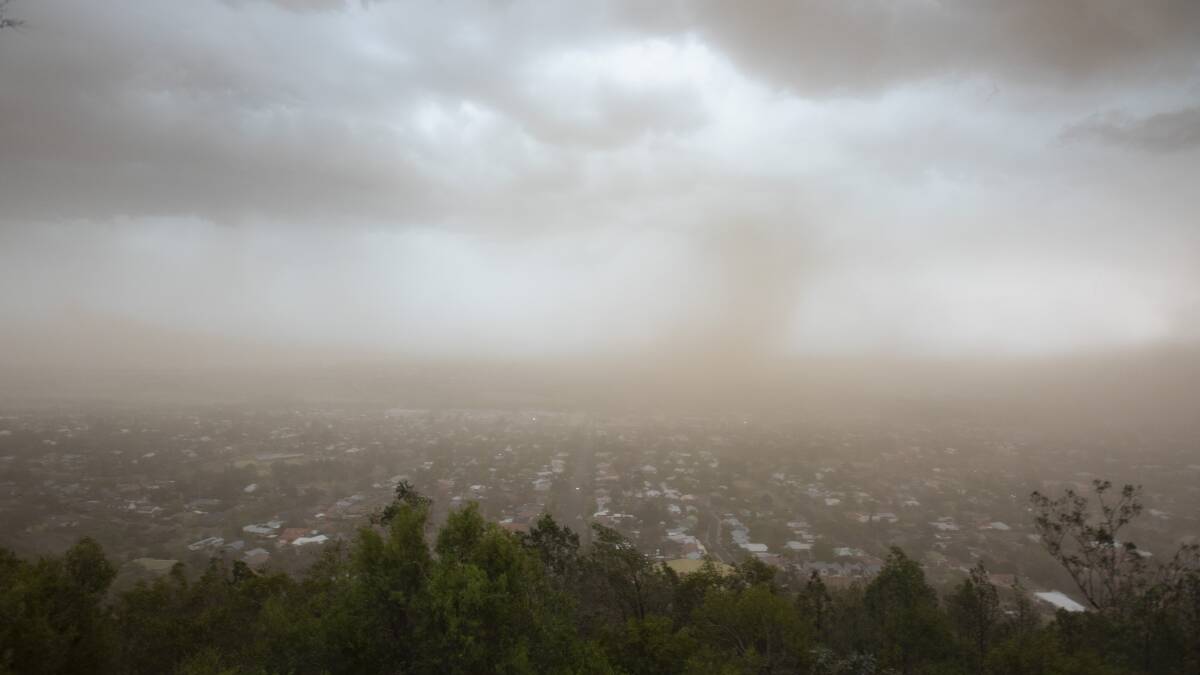 BLOWING STRONG: Tamworth was pelted by wind gusts of more than 70km/ph. Photo: Peter Hardin 