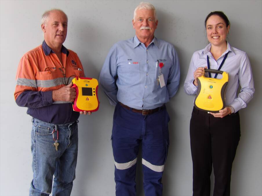 LPSC mayor Andrew Hope with the new training defibrillator, LPSC work, health, safety and risk management advisor Noel O’Brien and Quirindi Rotary member Alice Elsley. A Rotary project is providing many defibrillators around the region. Photo: Supplied