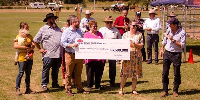 MAJOR BOOST: Tamworth MP Kevin Anderson presents the grant funding to members of Manilla Community Renewable Energy and Providence Asset Group at the 2020 Manilla Show. Photo: Supplied 