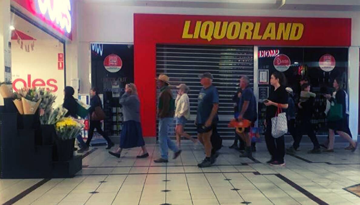 Customers lined up outside Coles in Mudgee on Wednesday. Photo: Ross Mitchell 