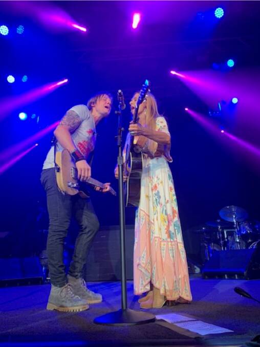 Keith Urban sings with Kasey Chambers. Photo: supplied