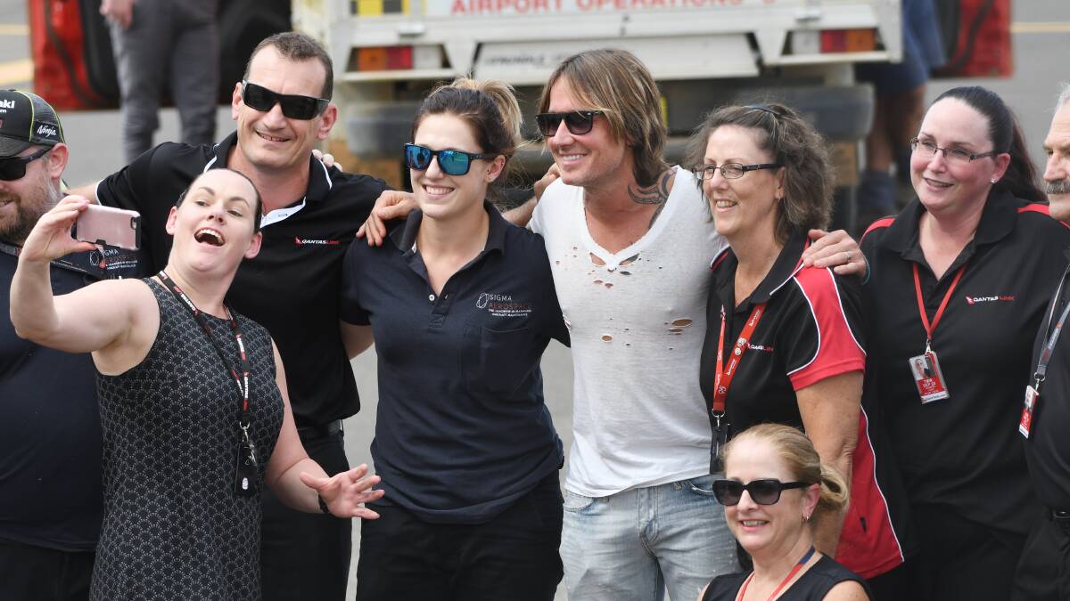 He's here. Keith Urban delights fans as he touches down in Tamworth for his drought fundraiser.