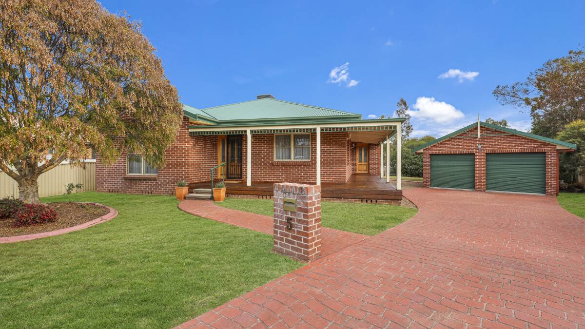 Warm, welcoming Federation home | 5 Nardoo Place, Hillvue