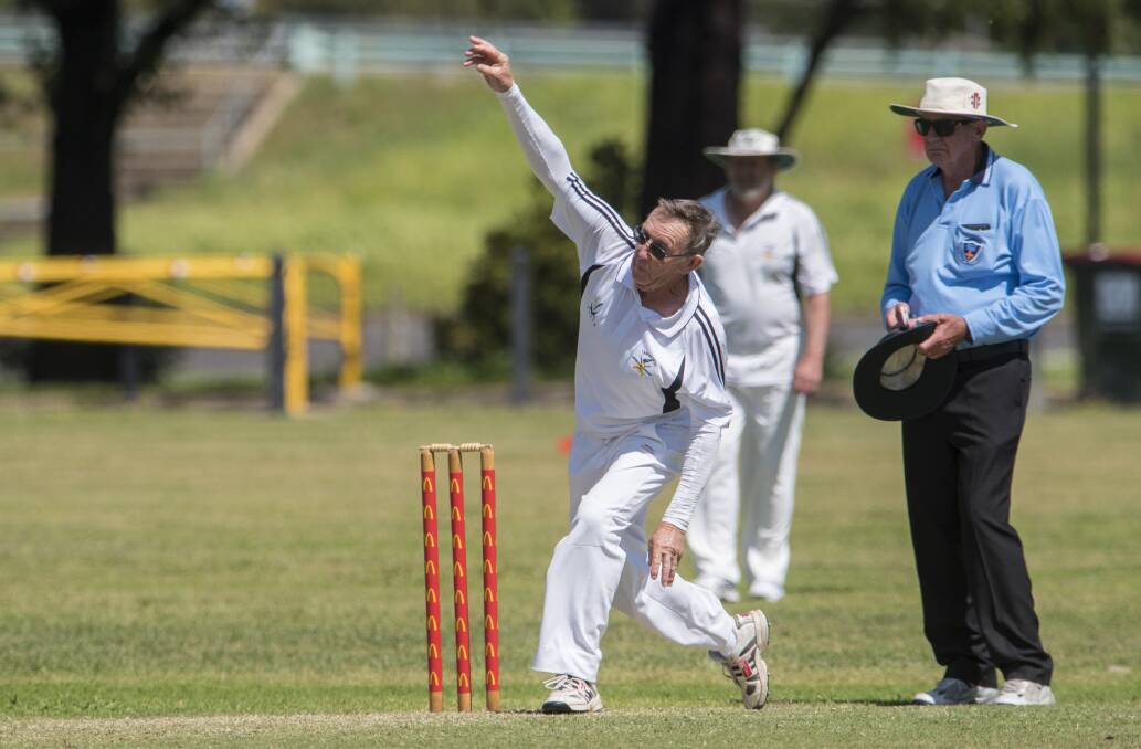 Flipper: Tamworth's Peter Boyd lets this delivery out of the hand against Port Jackson White at the Tamworth-hosted championships. Photo: Peter Hardin 161016PHA080