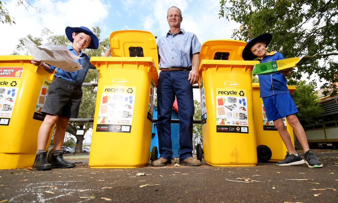 On a mission: Tamworth Public students Harry Ronczka and Rhys Mackay check out the new school recycling bins with Challenge's Victor Collett. Photo: Gareth Gardner 270319GGB01