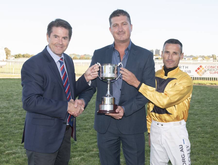 FOR POSTERITY: Minister for Racing Kevin Anderson, Carlton and United Breweries sales manager Brett Butcher (Great Northern sponsored the race) and Buckley. Photo: Peter Hardin