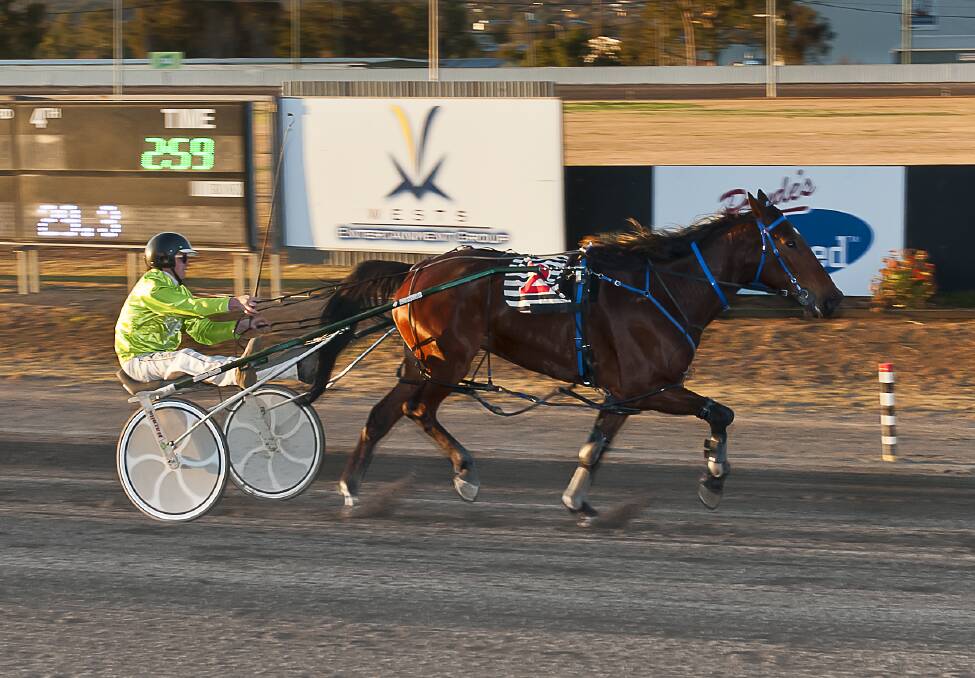 DYNAMIC DUO: Bassey and Sam Ison head to the finish line at Tamworth. Photo: PeterMac Photography