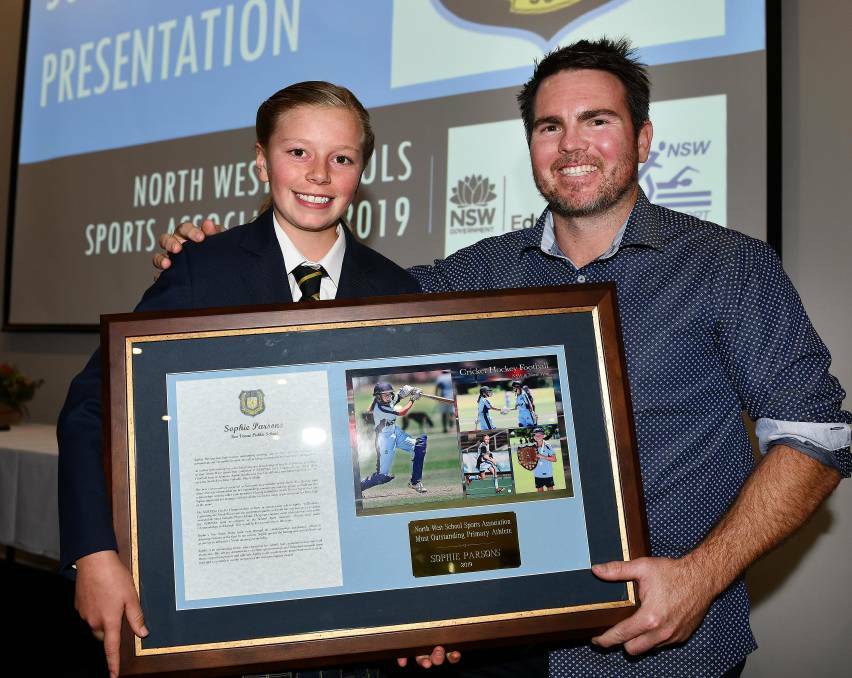 REWIND TO 2019: Ex-NRL star Jamie Lyon presents Parsons with the North West primary school athlete of the year award. Photo: Paul Mathews.