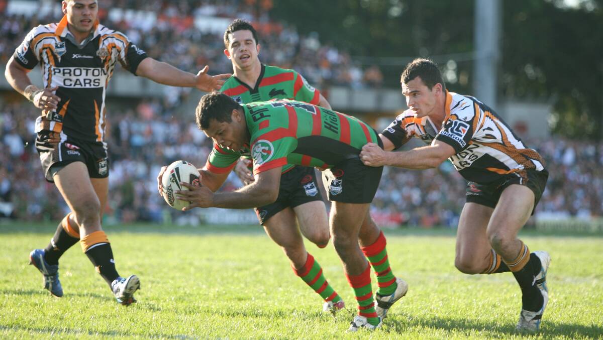 Dean Widders scores for the Rabbitohs in 2007. Photo: Craig Golding