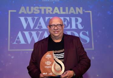 Phil Duncan accepts the Australian Water Professional of the year award at a gala ceremony in Melbourne. Pictures supplied. 