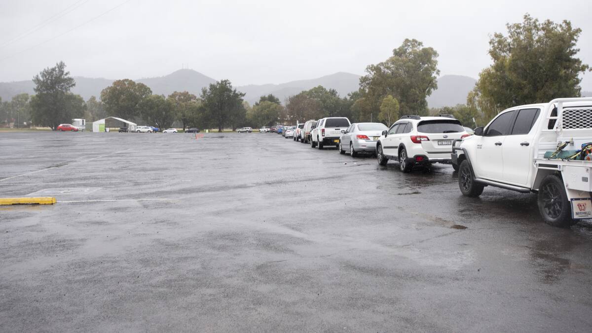 LONG LINE: The testing queue for the Tamworth drive-through on Thursday was more than two hours long at times. Photo: Peter Hardin