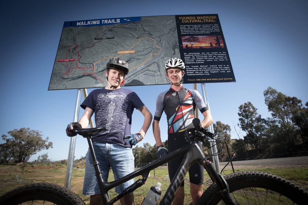 BIKING AROUND: Tamworth mountain bikers Lachlan Butters and Eddie Willis in front of the brand new signage. Photo: Peter Hardin 070921PHC008