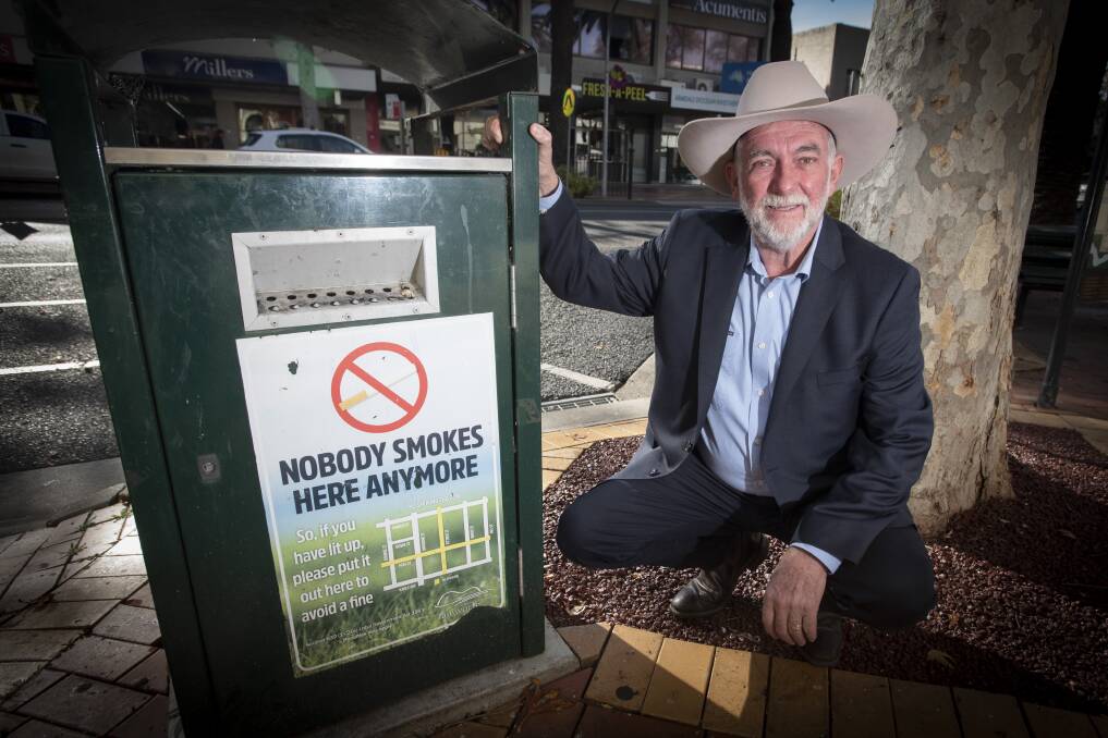 Tamworth mayor Russell Webb infront of a no-smoking sign in the Tamworth CBD. Picture by Peter Hardin, file