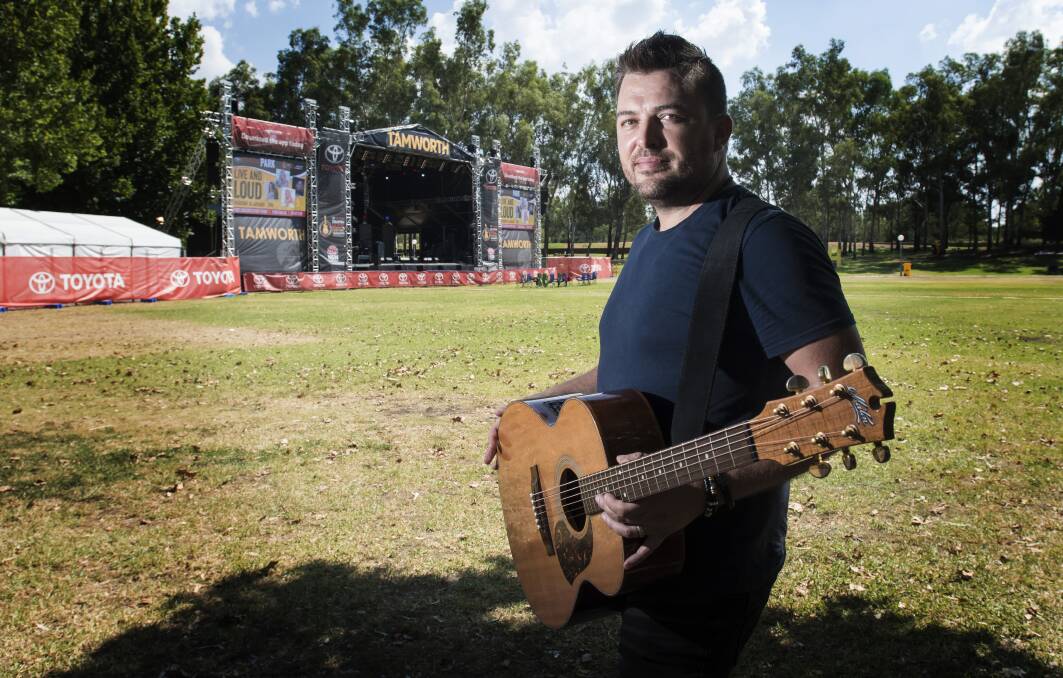 COUNTRY 4 COUNTRY: Artist Travis Collins will headline the fundraiser concert in Tamworth for bushfire victims. Photo: File, Peter Hardin