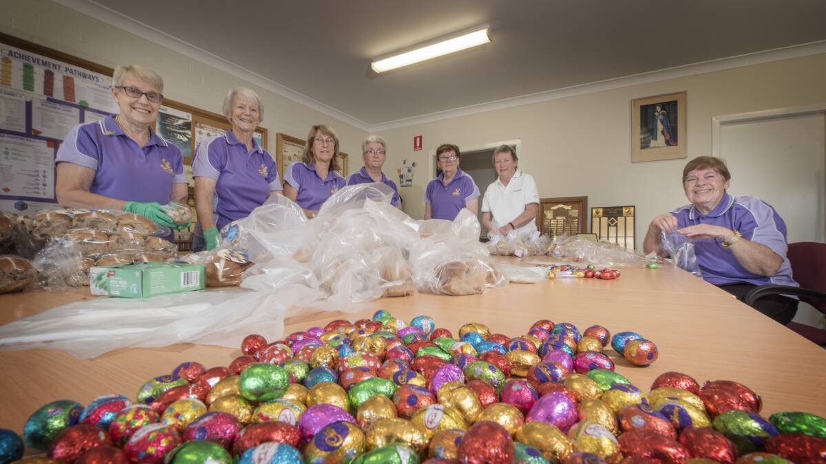 TREAT: Tamworth Lioness Club packs hot cross buns and Easter eggs for Meals on Wheels. Photo: Peter Hardin