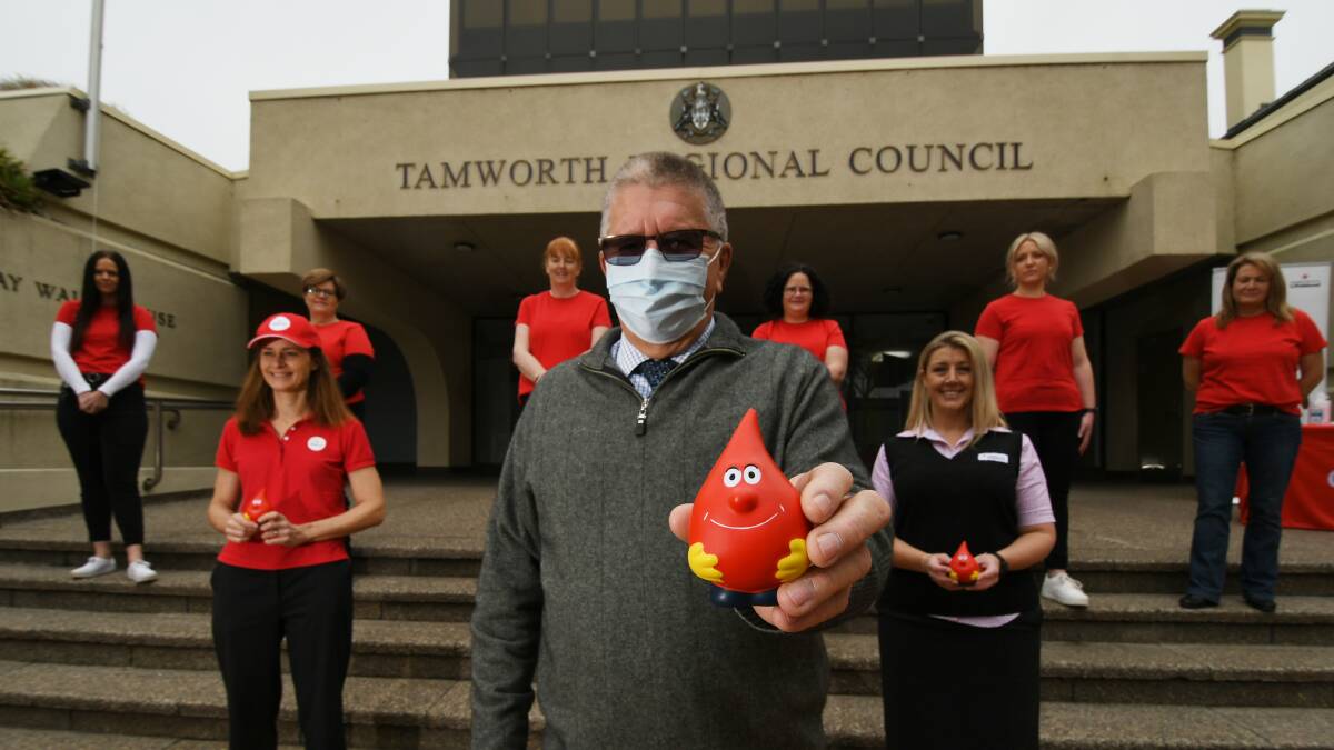 SAVE LIVES: Tamworth Regional Council mayor Col Murray with staff who will take part in the challenge. Photo: Gareth Gardner 010721GGB02