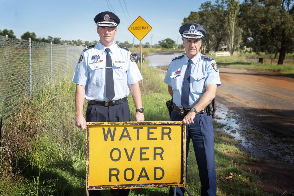 RISKY DRIVERS: Tamworth State Emergency Services (SES) superintendent Mitch Parker and Oxley Police District sergeant Mick Moy. Photo: Peter Hardin 150321PHA018