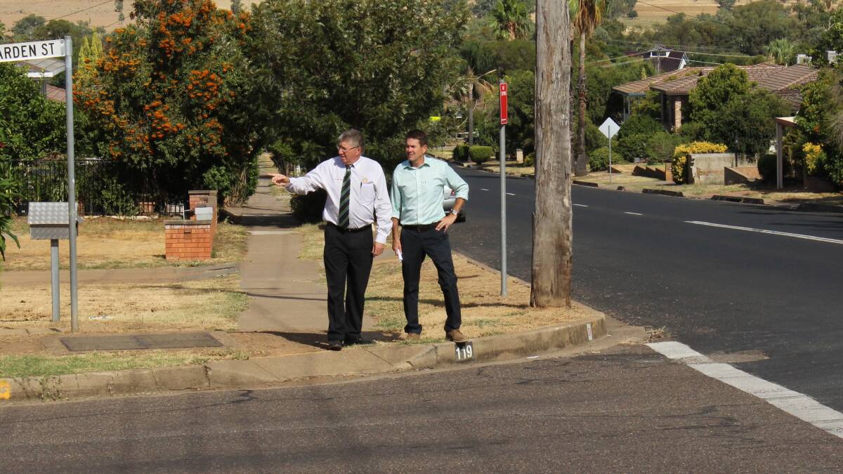 UPGRADE: Tamworth Regional Council mayor Col Murray and Tamworth MP Kevin Anderson inspect the intersection. 