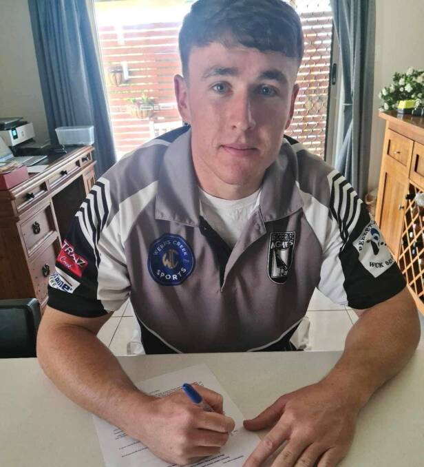 Hadden signs the contract and commits to playing for Werris Creek in 2024. Picture by Werris Creek Magpies RLFC. 