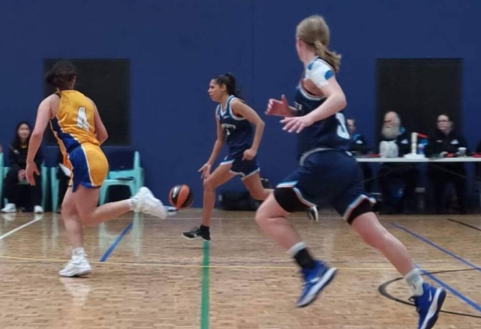 Off and running: Dhalara Knox dribbles the ball up court during the Tamworth Thunderbolts women's return over the weekend. Photo: Supplied. 