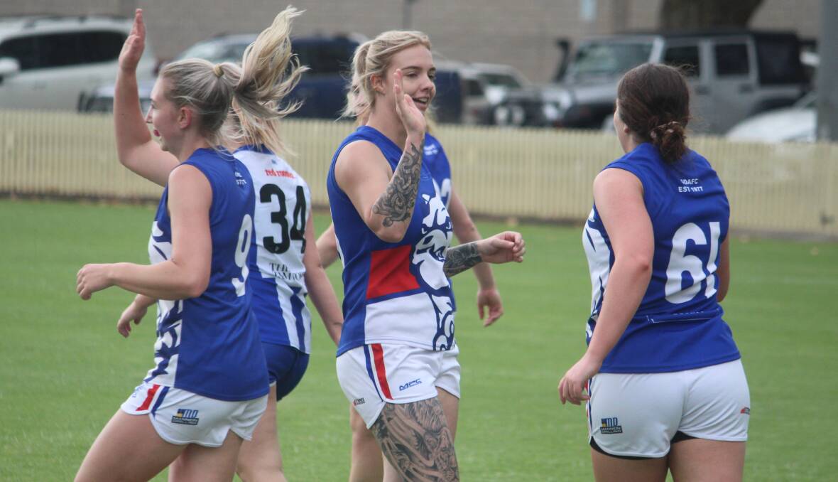 Sharpshooter: Gyarn Waugh (centre) brought her tally to 31 goals from eight games in 2022 with another one on Saturday. Photo: Zac Lowe.
