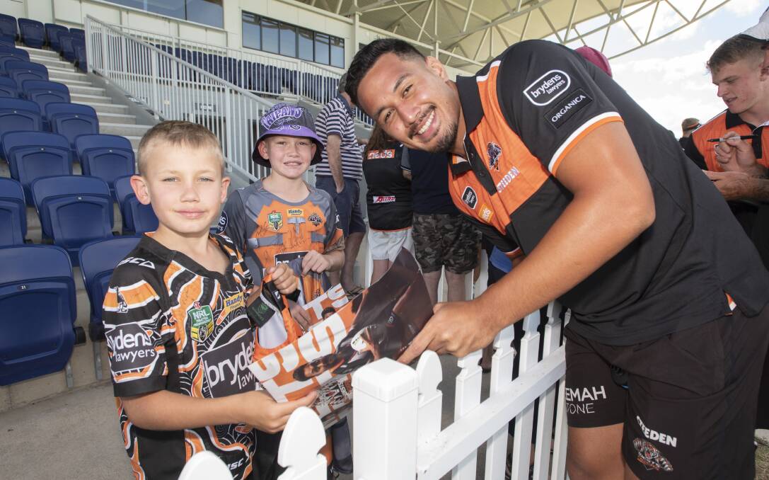 Tyler and Parker O'Neile meet Tigers player Kelma Tuilagi during Wests' trip to Tamworth in 2021. Picture by Peter Hardin.