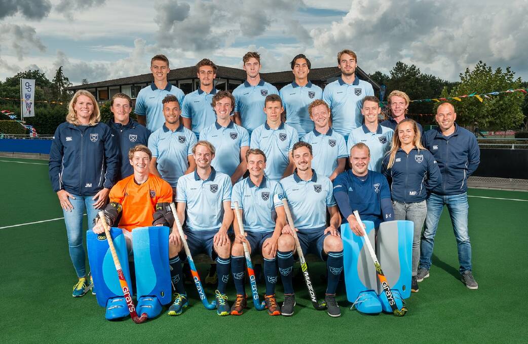 Liles (back left) and Willis (middle third from right) with the Laren Heren 1 men's side. Photo: Laren Heren 1 Facebook.