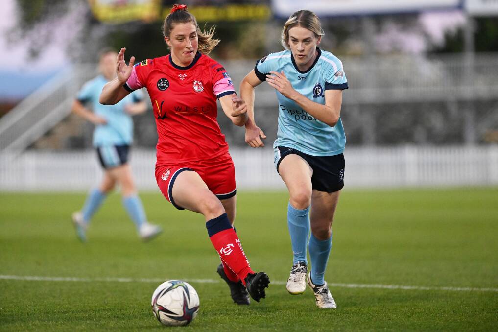 The race is on between Oxley Vale Attunga's Fiona O'Keefe and Tamworth FC's Laura Jeffrey. Picture by Gareth Gardner