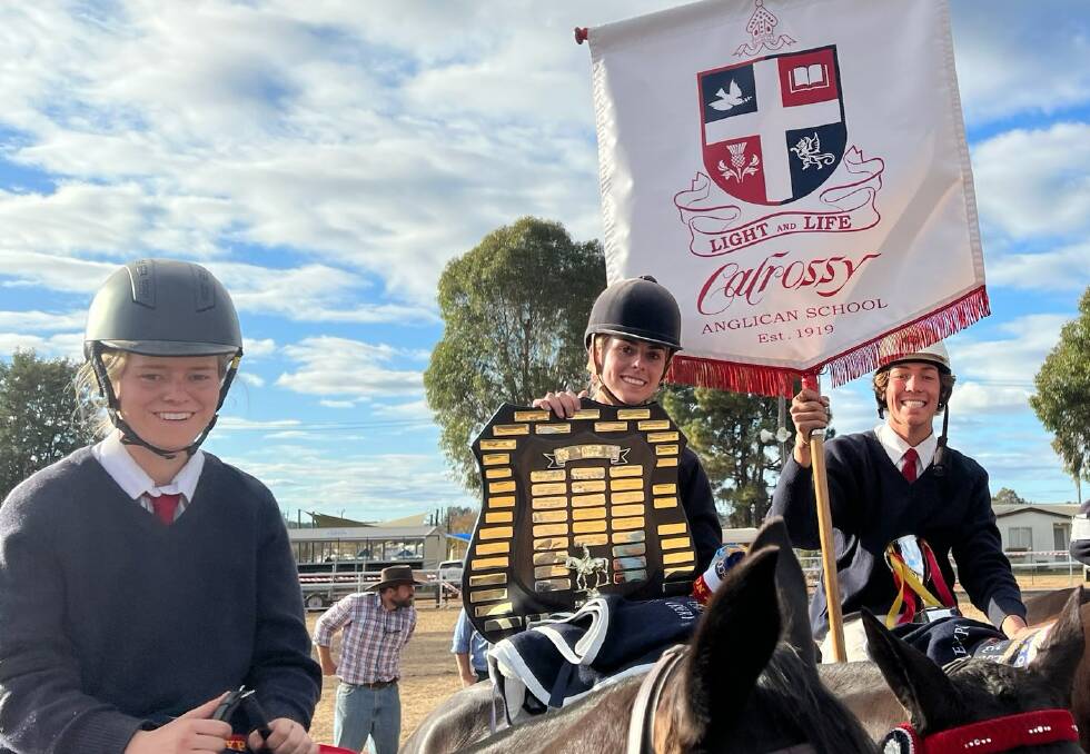(L-R) Eva Nelson, Annabel Dalzell and Hamish Palmer celebrate Calrossy's historic 10 year success at the North West Equestrian Expo.