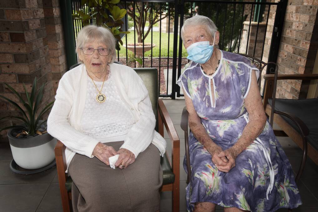 CELEBRATION TIME: 102-year-old Phyl Bylund with her 91-year-old sister, Gewn Ptolemy, will both turn a year older on Sunday. Photo: Peter Hardin