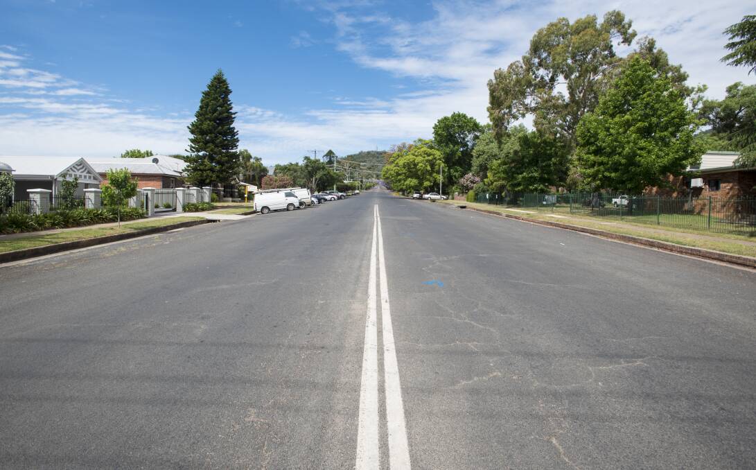 WIDE STREET: Residents have told Tamworth Regional Council they want White St left alone, rejecting plans which would take seven metres width off the street. Photo: Peter Hardin 251116PHE003